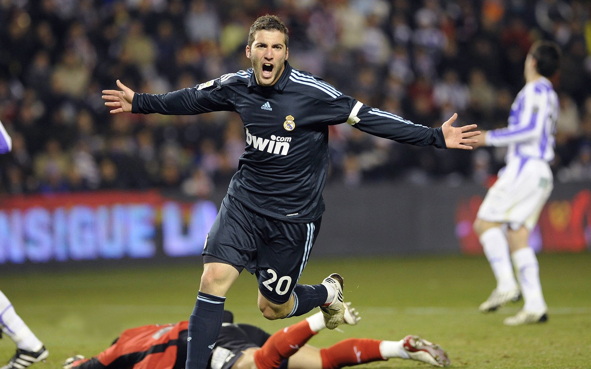 欧冠半决赛：“黑马”布鲁日止步四强 球迷打造“蓝黑之夜”告别